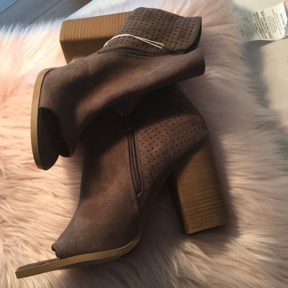 Boots - Picture 3 of 3